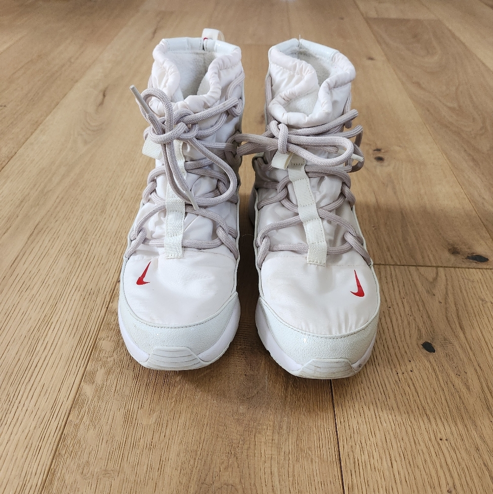 Nike tanjun high rise training sneaker